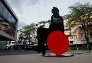 Der Mann im Rollstuhl ist eine der Silhouetten, die derzeit auf dem Bundesplatz ausgestellt sind. (Bild: Stefan Kaiser (Zug, 06. Juni 2018))