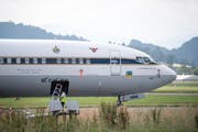 Eine Boeing 737 der Royal Thai Air Force steht am Dienstag auf dem Militärflugplatz Emmen. (Bild: Urs Flüeler/Keystone (Emmen, 5. Juni 2018))