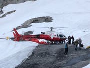 Helikopter bringen Passagiere der Titlis-Bahn am Dienstagabend zur Zwischenstation Stand. (Bild: PD)