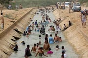 Bewohner der pakistanischen Stadt Karatschi kühlen sich bei Aussentemperaturen von 44 Grad in einem Fluss ab. (Fareed Khan/AP (30. Mai 2018))