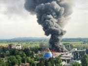 Eine schwarze Rauchsäule steigt über dem Europapark Rust auf. Im Freizeitpark war am 26. Mai ein Grossbrand ausgebrochen. (Bild: Keystone/dpa/CHRISTINE GERTLER)