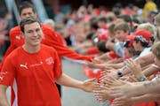 Vor der EM wird Lichtsteiner von den Heimfans gefeiert. Die Schweiz scheidet früh aus. (Bild: Laurent Gillieron/Keystone (Freienbach, 3. Juni 2008))