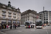 Der Schwanenplatz in Luzern mit Reisecars. Bild: Pius Amrein
