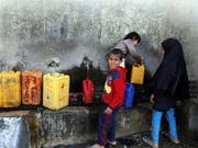 Prekäre Versorgungslage im Jemen: Mit den Kämpfen rund um die Hafenstadt Hudaida droht sich die Situation weiter zuzuspitzen. (Bild: KEYSTONE/EPA/YAHYA ARHAB)