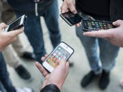 Jugendliche nutzen heutzutage bereits im frühen Alter Smartphones. (Bild: KEYSTONE/CHRISTIAN BEUTLER)