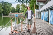 Renato Dietrich ist seit 16 Jahren Bademeister in den Drei Weieren. Jeden Morgen fegt er den Abfall von Badegästen zusammen. (Bild: Urs Bucher)