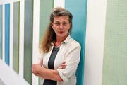Die Thurgauer Künstlerin Rahel Müller vor ihrer Bilderreihe «Linings» (2018, Pigment, Graphit und Lack auf Leinwand). (Bild: Martin Preisser)