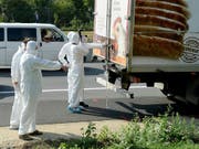 Im Prozess um den Tod von 71 Flüchtlingen in einem Kühllastwagen im Sommer 2015 fordert die Anklage lebenslängliche Freiheitsstrafen für die vier mutmasslich Verantwortlichen. (Bild: KEYSTONE/EPA APA/ROLAND SCHLAGER)