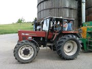 Mit dem Traktor mitzufahren, gehört für die Schüler zu den Höhepunkten auf dem Bauernhof.
