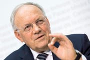 Bundesrat Johann Schneider-Ammann, hier bei einer Medienkonferenz im Mai, musste am Dienstagabend warten, bis die Piloten einen neuen Landeplatz gefunden hatten. (Peter Klaunzer/Keystone)