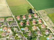Noch ist nicht alles Land innerhalb der Bauzone verbaut: eine Fläche so gross wie der Kanton Schaffhausen darf noch zubetoniert werden. Diese Fläche dürfe nicht vergrössert werden, fordern die Jungen Grünen. (Bild: Keystone/LAURENT GILLIERON)