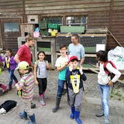 Sandra und Chläus Fitze heissen jeden Mittwoch eine Schulklasse aus dem Alleeschulhaus auf ihrem Hof willkommen.