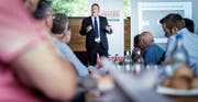 Auf Einladung des Kreuzlinger Gewerbeverbandes berichtet Thomas Niederberger über seine ersten 100 Tage im Amt des Stadtpräsidenten. (Bild: Reto Martin)
