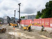 Bauarbeiter auf einer der Baustellen für den Ausbau des Bahnhofs Bern. Das Grossprojekt unter laufendem Betrieb gleicht einer Operation am offenen Herzen. (Bild: KEYSTONE/ANTHONY ANEX)