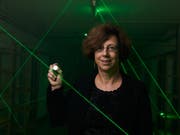 Die Physikerin Ursula Keller hat die Lasertechnologie revolutioniert. Dafür hat das Europäische Patentamt die ETH-Professorin mit dem Europäischen Erfinderpreis für ihr Lebenswerk geehrt. (Bild: EPA)