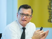"Die Regulierung ist für die Postfinance eine Giftpille", sagte Hansruedi Köng, CEO von Postfinance. Am Donnerstag gab er Auskunft über die geplanten Entlassungen bei der Postfinance. (Bild: KEYSTONE/PETER KLAUNZER)