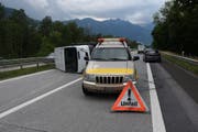 Beide Spuren wurden bei diesem Unfall Höhe Sevelen blockiert (Bilder Kapo SG)