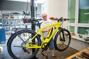 Marcel Schärli baut in seinem Fachgeschäft «Stromvelo» in Luzern einen Akku ein. (Bild: Roger Grütter, 6. Juni 2018)