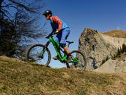 Risikobewusste Fahrer schützen sich nicht nur mit einem guten Helm, empfiehlt die Beratungsstelle für Unfallverhütung. Sie hat erstmals eine Erhebung zur Ausrüstung von Moutainbikern gemacht. (Bild: KEYSTONE/GIAN EHRENZELLER)