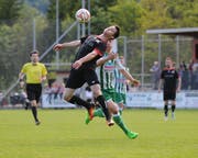 Der Fussballplatz Grüner Wald soll auf Kunstrasen aufgerüstet werden. Im Bild Noah Senn (am Ball) im Spiel FC Schattdorf - SC Kriens. (Bild: Urs Hanhart (Schattdorf, 13. Mai 2017))