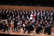 Grosses Finale: James Gaffigan dirigiert das Luzerner Sinfonieorchester, die Zürcher Sing-Akademie und Solisten. (Bild: Roger Grütter, 6. Juni 2018)