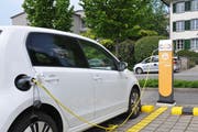 Ein Elektroauto wird an der EWO-Elektrotankstelle beim Gemeindehaus in Kerns mit Strom betankt. (Bild: Matthias Piazza (Kerns, 7. Mai 2018))