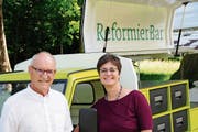 Armin Bartl und Manuela Schäfer sind auf den Spuren Huldrych Zwinglis. Als regionaler Reformator setzte er ein Zeichen der Gastlichkeit. Der als Reformationsbar hergerichtete Piaggio fährt im Reformationsjahr in die Kirchgemeinden des Kantons St. Gallen. (Bild: pd)