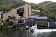 Aussenansicht des Casinos in der Italienischen Enklave Campione d`Italia mit dem alten Teil rechts unten und dem Neubau des Schweizer Stararchitekten Mario Botta. (Bild: Karl Mathis/Keystone (Campione d' Italia, 21. April 2009))