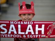 Nicht nur dieser kleine Salah-Fan hofft auf eine baldige Genesung des ägyptischen Starstürmers (Bild: KEYSTONE/EPA/SEDAT SUNA)