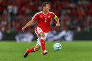 Seit 2016 ist Lichtsteiner Captain des Nationalteams – hier im Spiel gegen Portugal. (Bild: Jean-Christophe Bott/Keystone)
