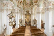 Verschnörkelte Formen schmücken die Wallfahrtskirche in Steinhausen. (Bild: Oberschwaben Tourismus)