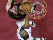 Kevin Durant von den Golden State Warriors (in weiss) trat auch im dritten Playoff-Final der NBA unwiderstehlich auf (Bild: KEYSTONE/AP/CARLOS OSORIO)