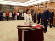 Vize-Regierungschefin Carmen Calvo legt in Anwesenheit von König Felipe VI. (r) den Amtseid ab. Im Hintergrund sind Calvos Kabinettskolleginnen und -Kollegen. (Bild: KEYSTONE/EPA EFE POOL/JJ GUILLEN / POOL)