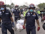 Rettungskräfte in Guatemala tragen nach dem Vulkanausbruch Leichen aus der Ortschaft San Miguel de Los Lotes weg. (Bild: KEYSTONE/EPA EFE/RODRIGO PARDO)