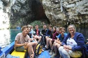 Gastgeberin Aliki Panou als erfahrene Meeresbiologin brachte den Schülern Natur, Geschichte und Menschen von Kefalonia näher. (Bilder: PD)