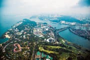 Die Insel Sentosa ist der Innenstadt Singapurs vorgelagert und nur über die Strassenbrücke erreichbar. (Bild: Nicky Loh/Bloomberg (2. Juli 2015))