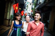 Junge Vietnamesen flanieren durch die Stadt. (Bild: Aaron Joel Santos)