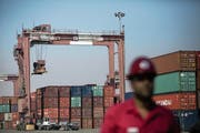 Am iranischen Hafen von Shahid Rajaee werden Container zum Verladen bereit gemacht. (Bild: Behrouz Mehri/AFP (21. Februar 2016)