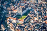 Der Stiftsbezirk mit der Kathedrale, das kantonale Regierungsgebäude und rechts die Kirche St.Laurenzen. Am Sonntag kann die jahrhundertealte Verbindung zwischen Kloster und Stadt St.Gallen erkundet werden. (Bild: Urs Bucher - 3. November 2017)