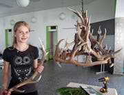 Die Isenthalerin Jessica Bissig verarbeitete Hirschgeweihe zu einem dekorativen Kronleuchter. (Bild: Vreny Püntener (Seedorf, 5. Juni 2018))