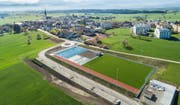 Luftaufnahme vom Sportplatz in Rain. (Bild: Patrick Wicki (Rain, 19. April 2018))