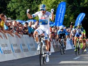 Gross der Abstand, gross der Jubel: Alexander Kristoff lässt seinen Konkurrenten im Sprint keine Chance (Bild: KEYSTONE/WALTER BIERI)