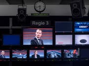 Führte korrekt durch die Vollgeld-"Arena": Moderator Jonas Projer, hier bei der Aufzeichnung der No-Billag-Sendung im November. (Bild: KEYSTONE/ENNIO LEANZA)