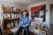Der Künstler August Buchmann bei der Arbeit in seinem Atelier in der Wohnung in Sursee. (Bild: Pius Amrein, 6. Juni 2018)