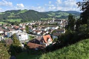 Das Bütschwiler Schulhaus Dorf befindet sich aus diesem Blickfeld vor der katholischen Kirche. Gut zu sehen ist der Sportplatz. (Bild: Anina Rütsche)