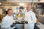 Florian (links) forscht und arbeitet parallel zum Studium mit Vater Daniel Strasser (rechst) bei Mivital. Bild: Hanspeter Schiess