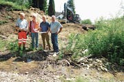 Hier, neben dem Haus Waldegg an der Bergstrasse, werden in den nächsten Wochen über 1000 m3 Kies, Erde und Holz ausgebaggert, mit denen sich das Rückhaltebecken seit dem letzten Ausbaggern in den 1990er-Jahren gefüllt hat. Von links: Tiefbauunternehmer Michael Mäser, Planer Willi Diggelmann, Gemeindepräsident Andreas Eggenberger, Bauamtsleiter Roman Gruber. (Bild: Max Tinner)