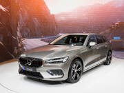 Volvo will mit neuen Geschäftsmodellen den Absatz steigern. Im Bild der neue Volvo V60, der heuer am Genfer Autosalon gezeigt wurde. (Bild: KEYSTONE/CYRIL ZINGARO)