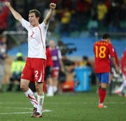 Es ist ein grosser Sieg für die Schweiz: 1:0 gegen Spanien. Das nützt aber später herzlich wenig. (Bild: Halden Krog/EPA)
