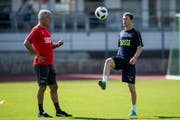 Trainer Vladimir Petkovic und Lichtsteiner bereiten sich derzeit auf die WM in Russland vor. (Bild: Gabriele Putzu/Keystone)